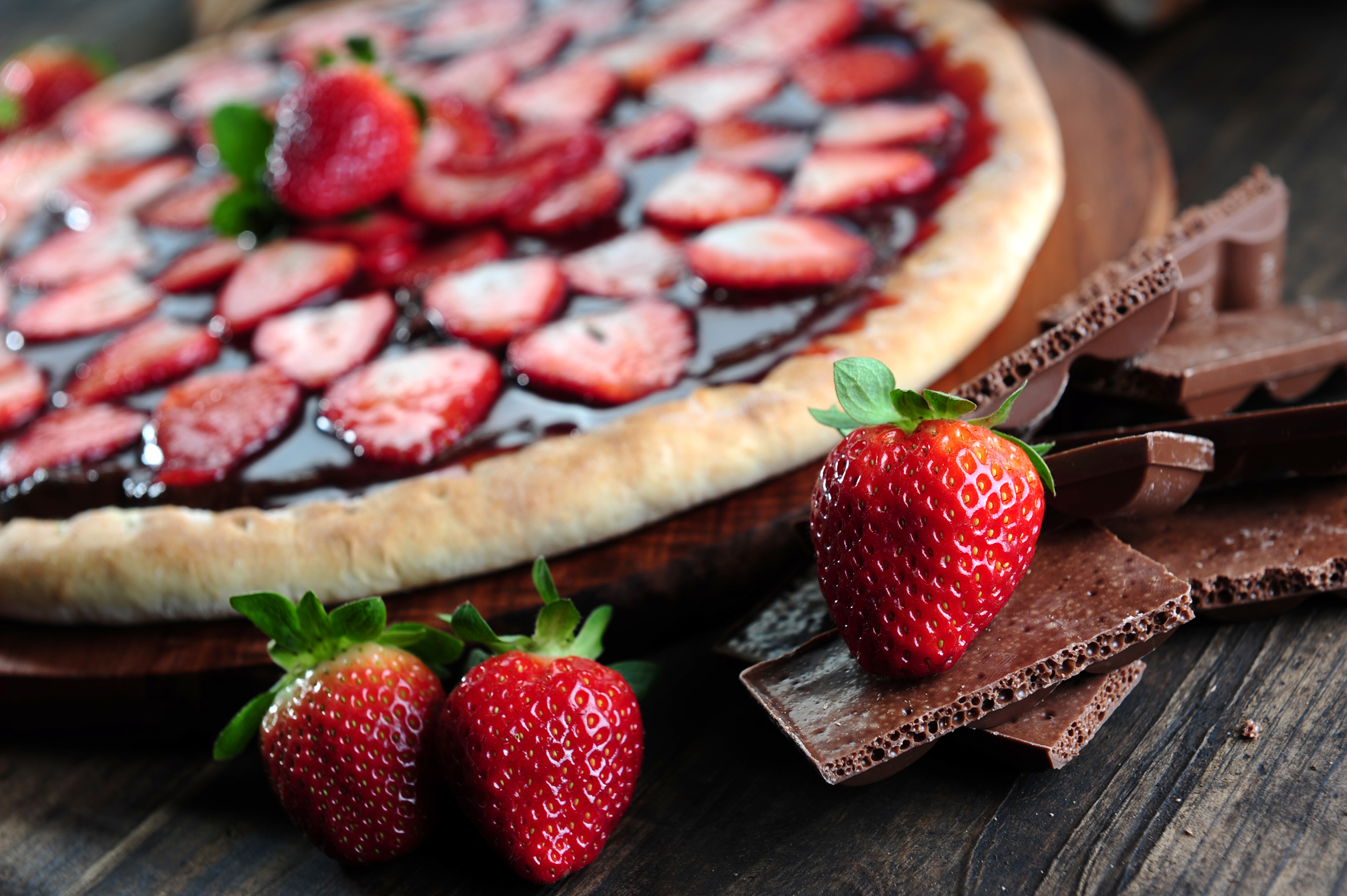 Strawberry Nutella Pizza